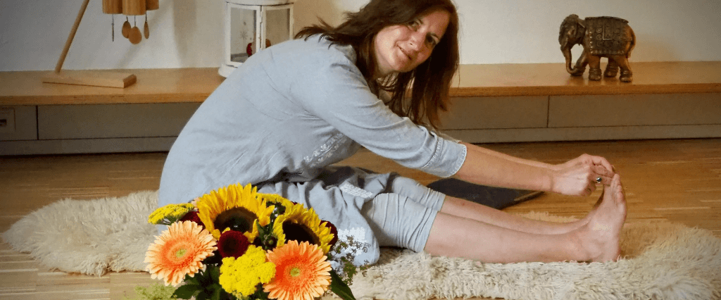 Nicole beim Stretching im Therapieraum