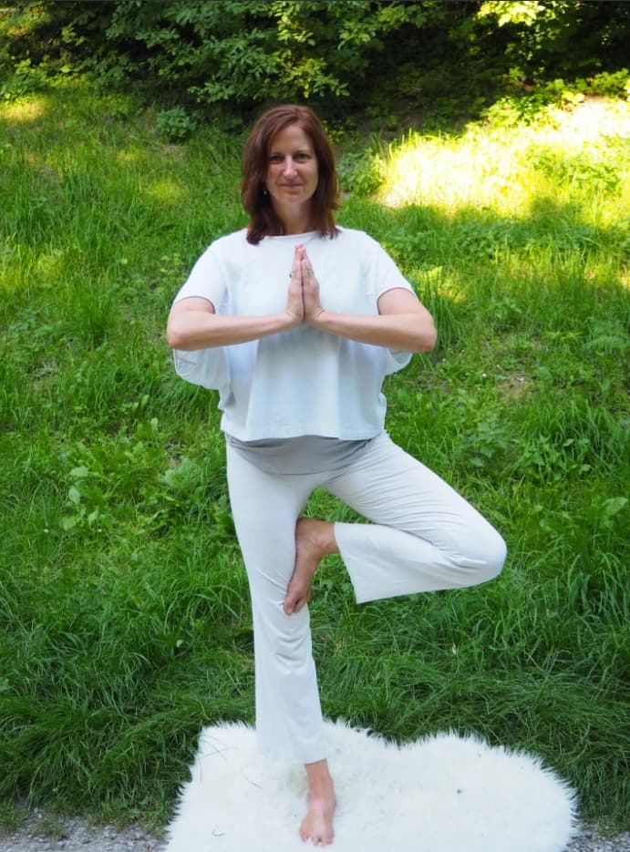 Nicole in der Baumpose im Freien