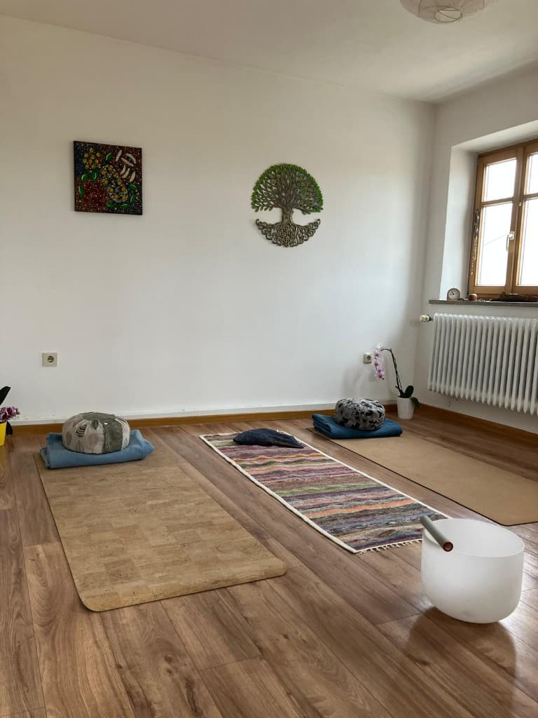 Yoga-Raum mit Lebensbaum-Wanddeko